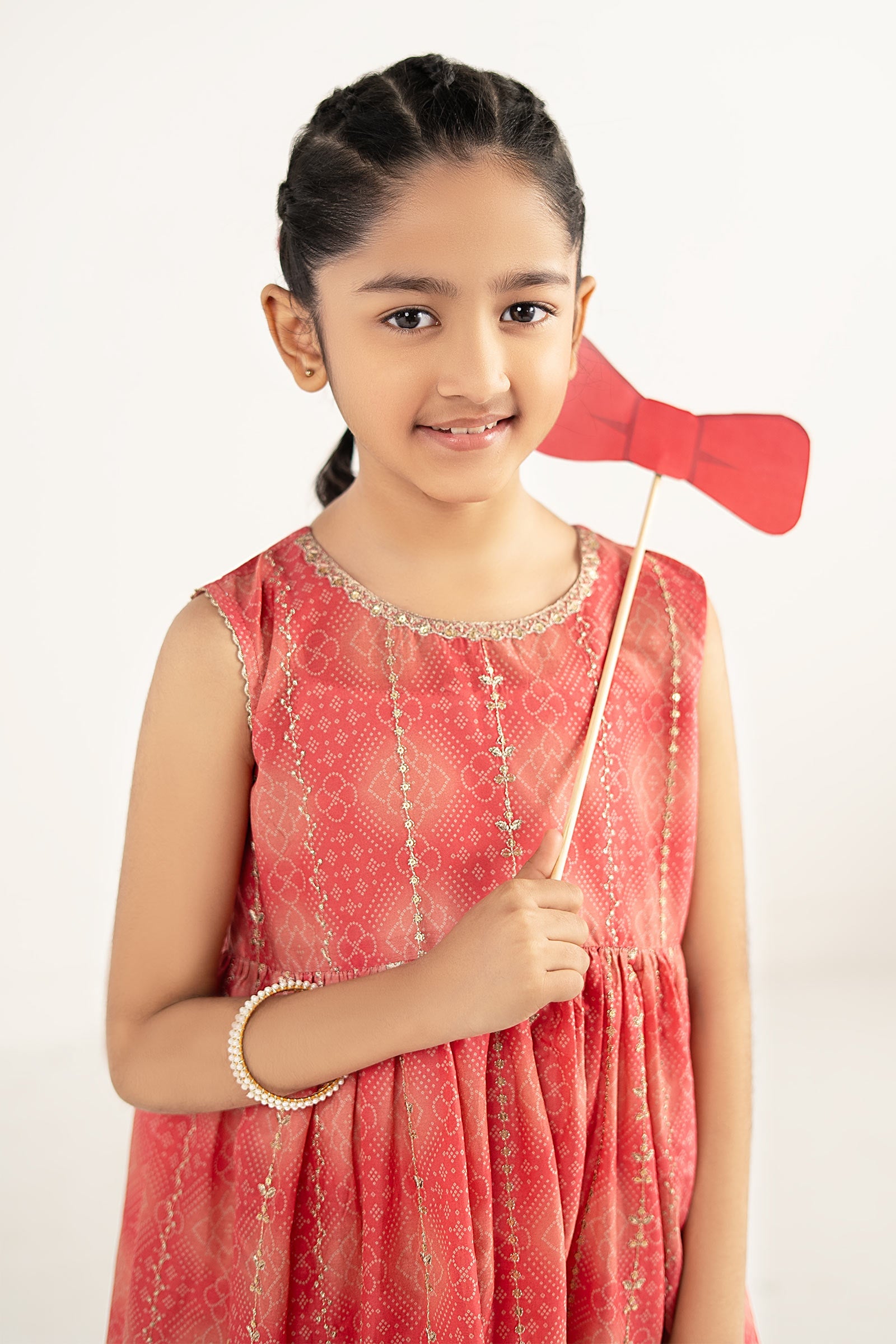 MKDEF2607PinkCloseup_D.jpg 3 Piece Embroidered Lawn Suit - Image 1